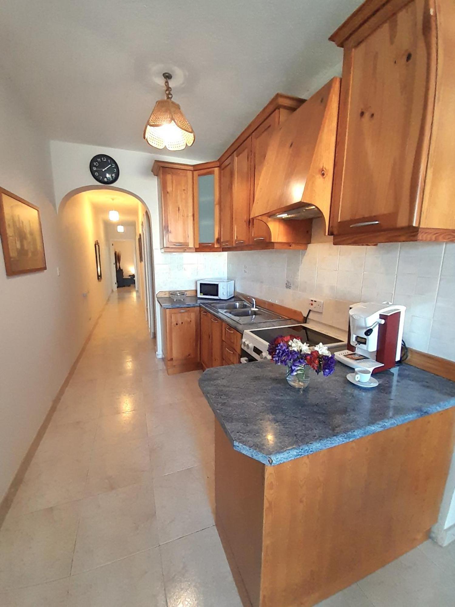 Seafront Maisonette Ocean Views & Terrace Vakantiehuis
