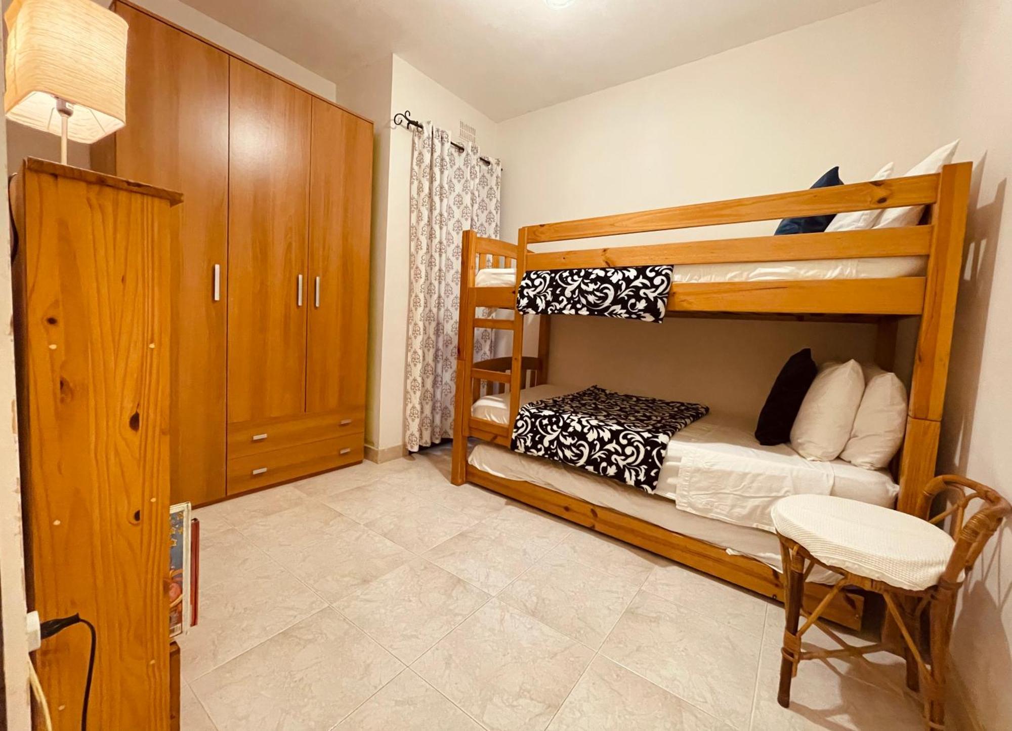 Seafront Maisonette Ocean Views & Terrace Vakantiehuis